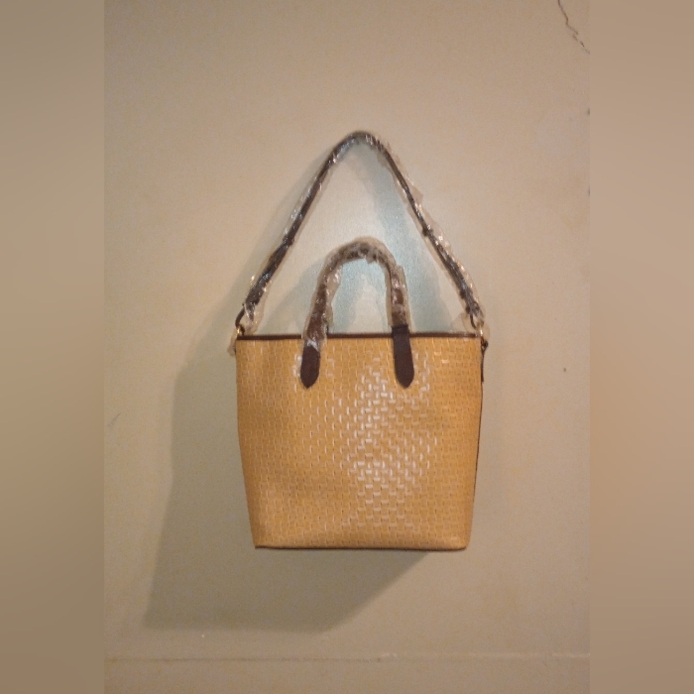 NWT Dooney & Bourke Liliana Weaved Leather bag W/ matching wristlet & Dust bag - Picture 4 of 16